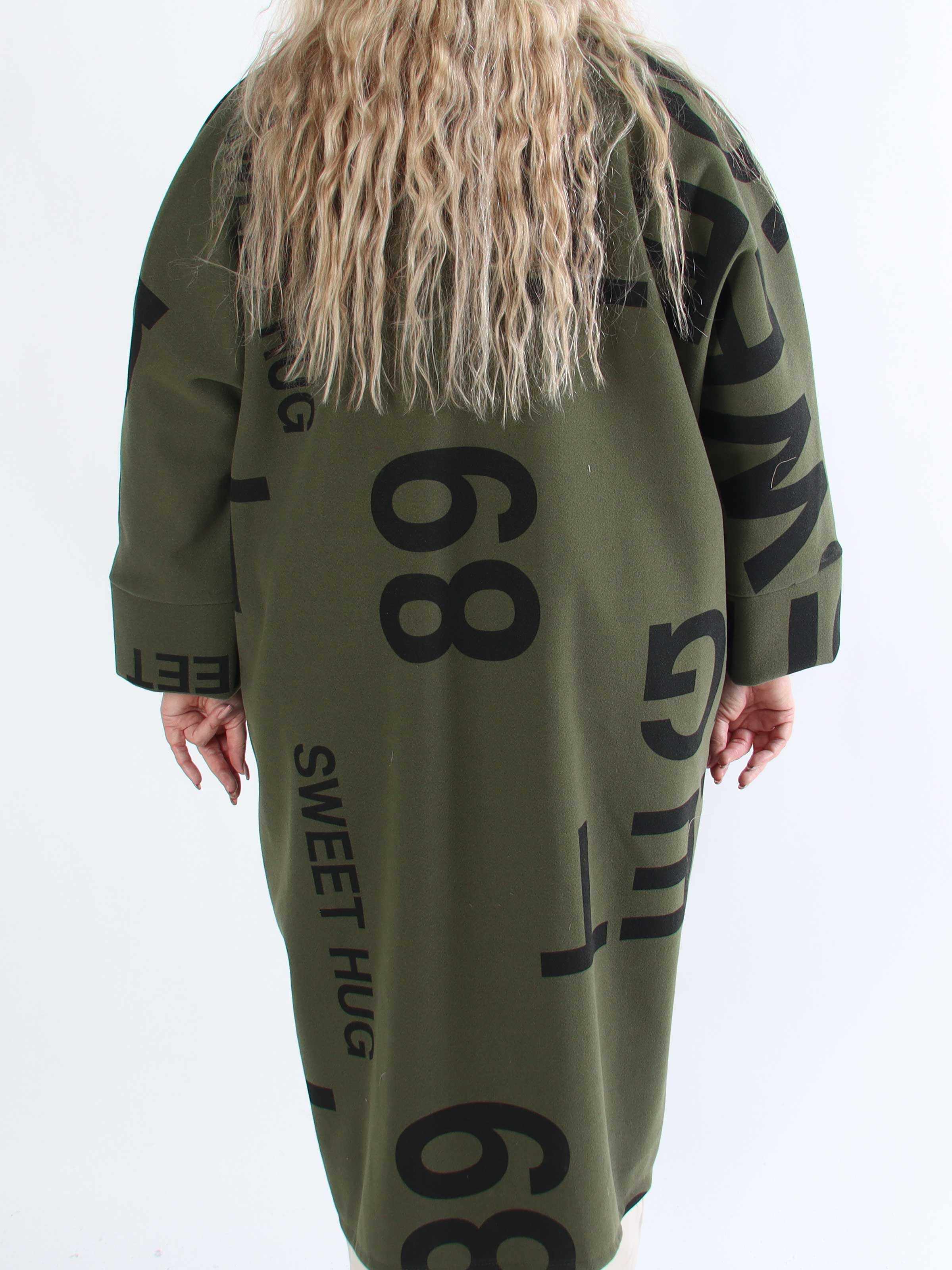 Annah Graphic - Plus size kappa med tydliga sömmar och text